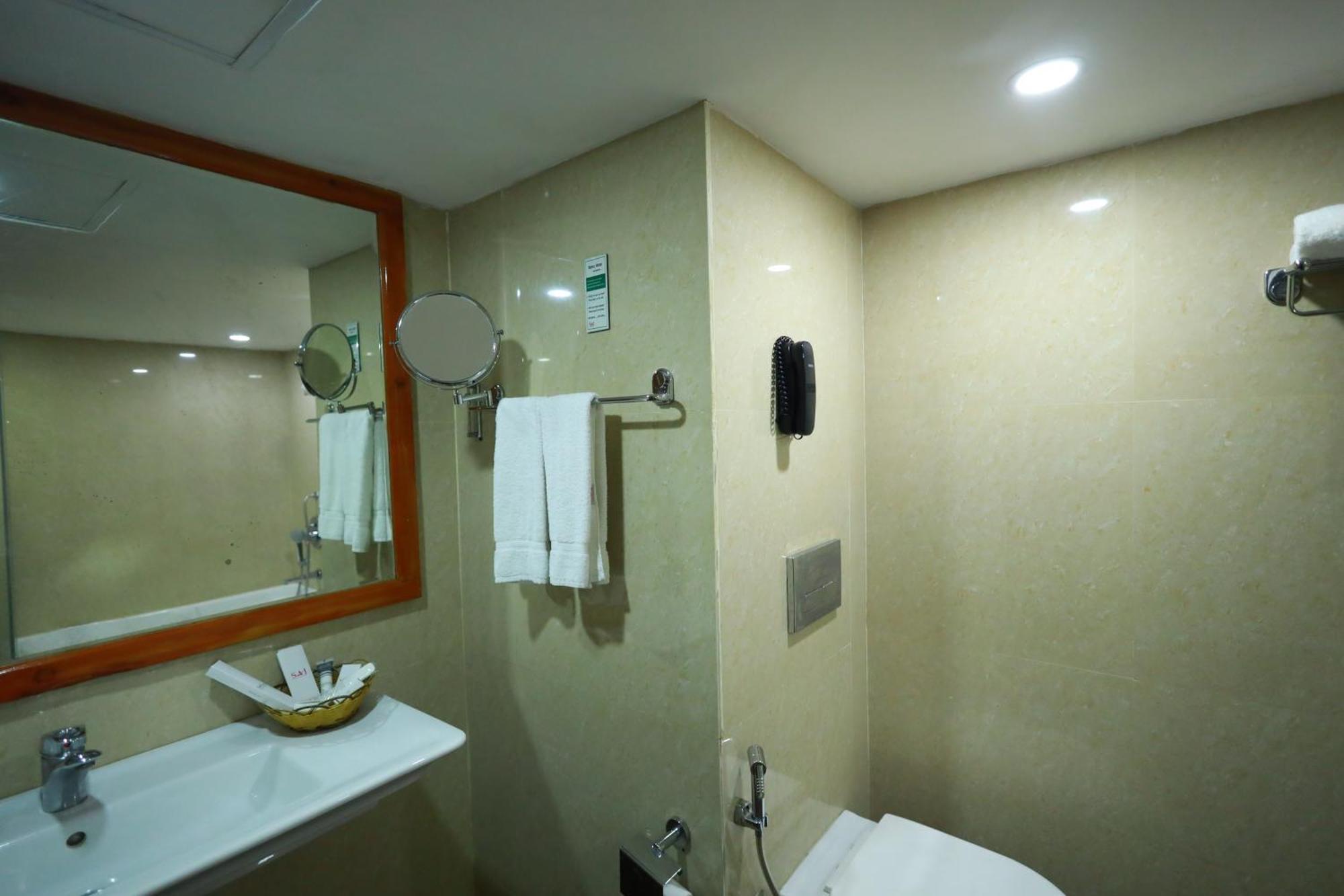 Saj Luciya -A Classified 4 Star Hotel Thiruvananthapuram Buitenkant foto
